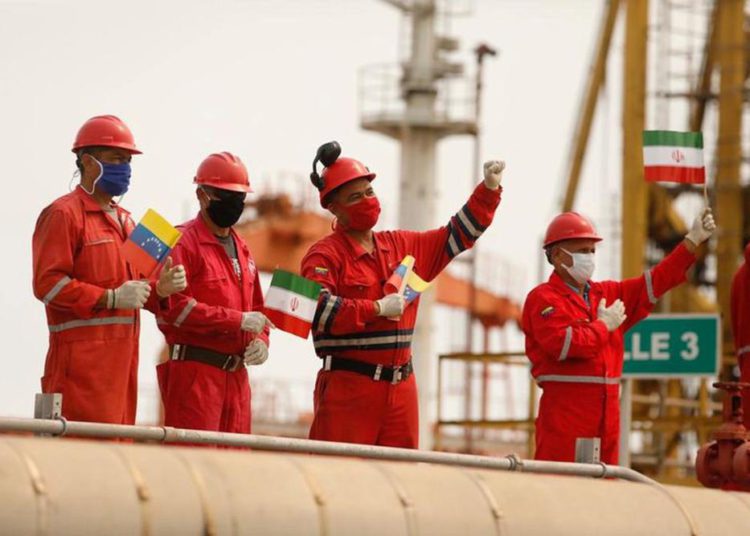 Venezuela comienza a distribuir gasolina de Irán a medida que el quinto petrolero se aproxima