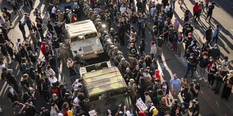 Protestas masivas en EE.UU., Francia y Hong Kong aumentan temores de posibles brote de coronavirus