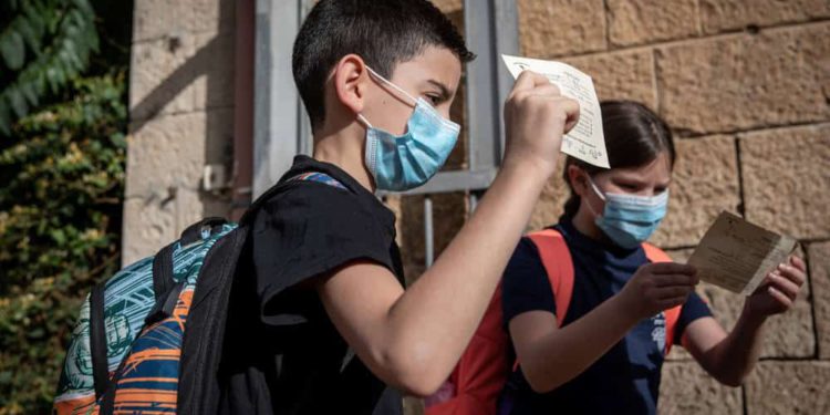 Israel levanta requisito de mascarilla para niños en medio de la ola de calor