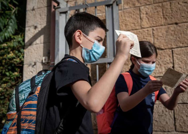 Israel levanta requisito de mascarilla para niños en medio de la ola de calor
