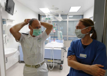 Israelí vuelve a dar positivo a COVID-19 un mes después de recuperarse del virus