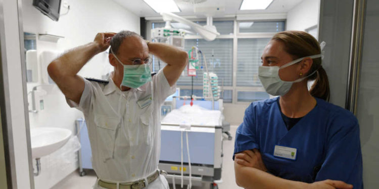 Israelí vuelve a dar positivo a COVID-19 un mes después de recuperarse del virus