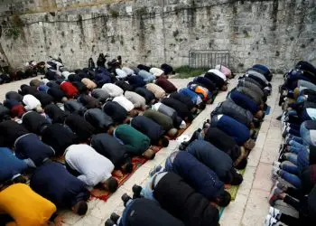 Árabes desafían el bloqueo por coronavirus para celebrar Eid al-Fitr