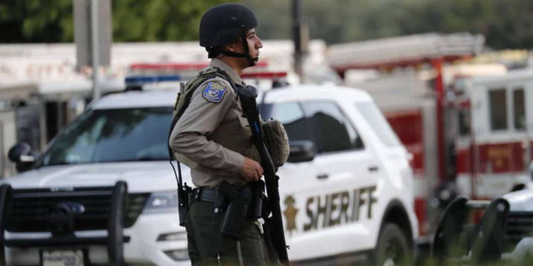 Tiroteo en estación de policía en California deja un oficial herido