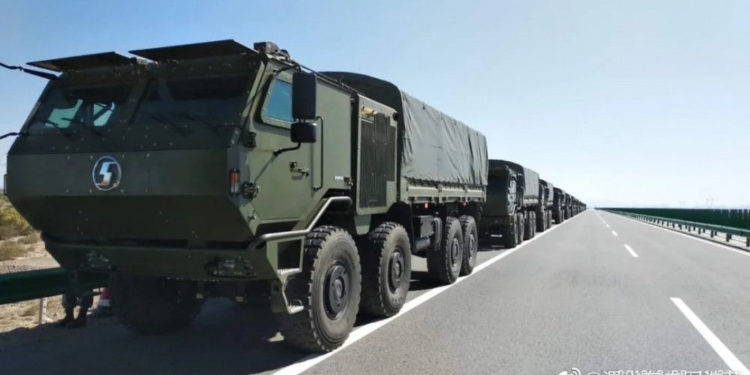 Camiones militares pesados chinos de nueva generación entra en servicio
