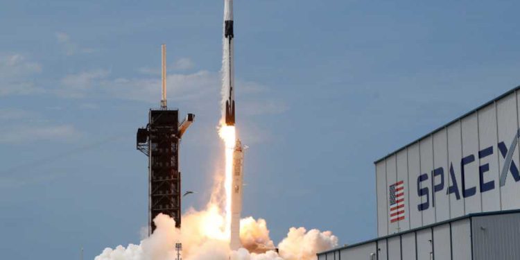 Capsula del SpaceX Crew Dragon se acopla con éxito a la Estación Espacial Internacional