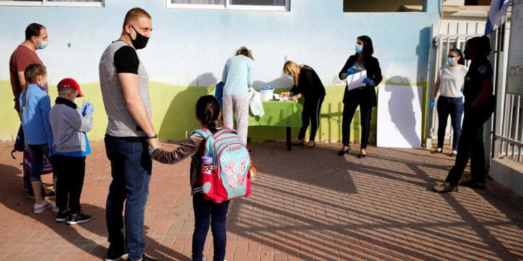 Escuelas de Israel reabren a pesar del aumento en los casos de coronavirus