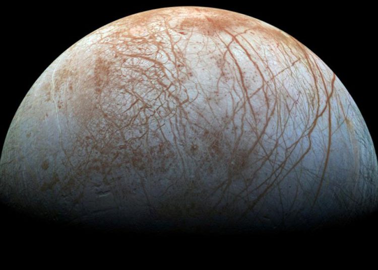 La luna Europa de Júpiter pudo albergar vida en su océano subterráneo, según científicos