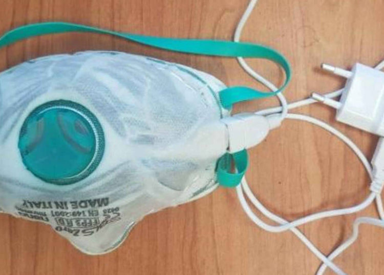 Máscara desarrollada en Israel se desinfecta al conectarla a un cargador de móvil