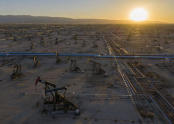 Los precios del petróleo caen por segunda sesión consecutiva a medida que el coronavirus se propaga