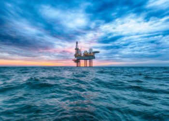 Aramco reanuda obras de ampliación de capacidad petrolera en alta mar