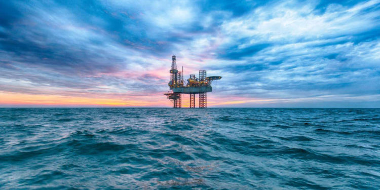 Aramco reanuda obras de ampliación de capacidad petrolera en alta mar