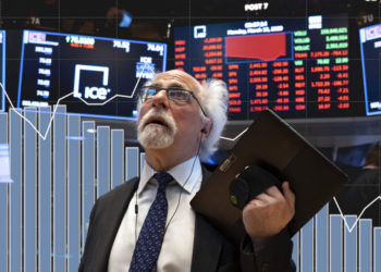 Precios del petróleo caen por acumulación de existencias y preocupación por la demanda