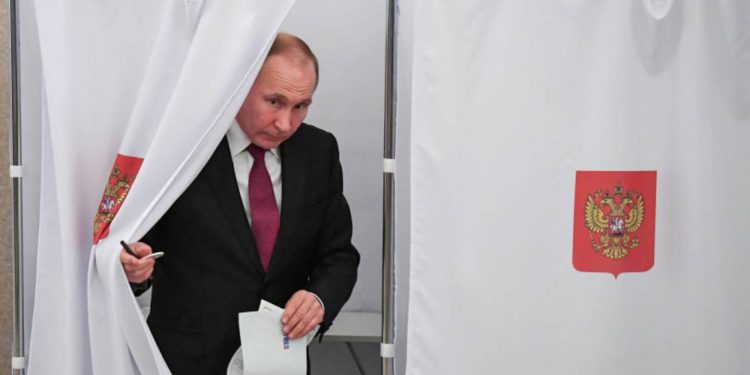 Putin insta a los rusos a votar por los cambios que permitirán extender su gobierno