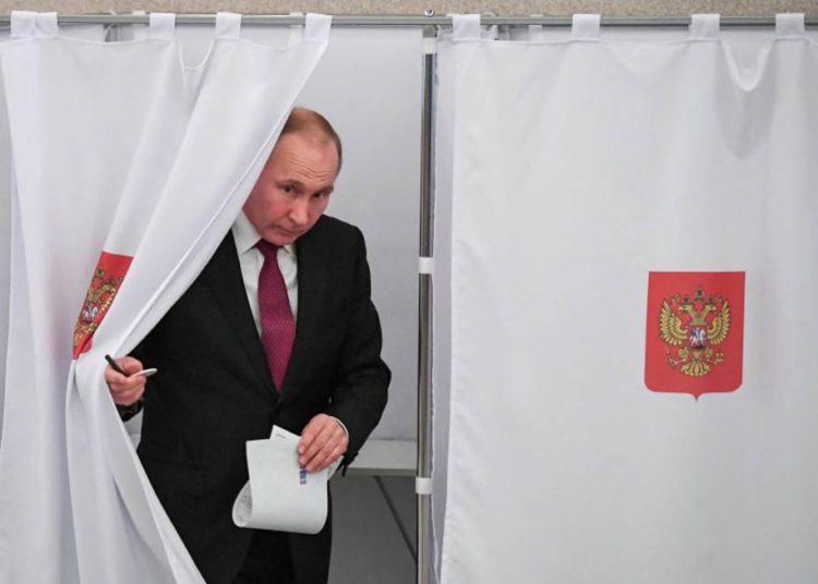 Putin insta a los rusos a votar por los cambios que permitirán extender su gobierno