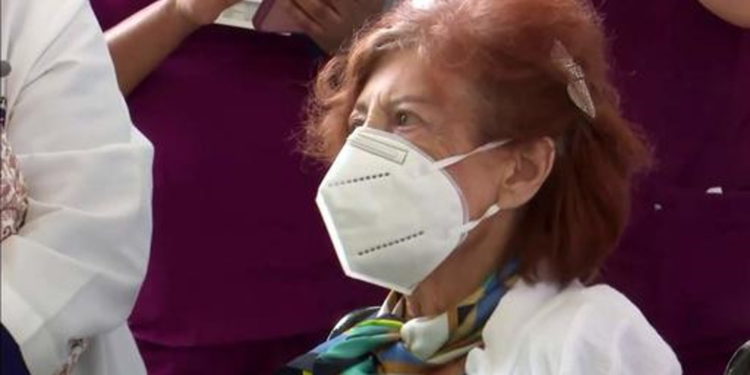 Sobreviviente del Holocausto deja el hospital tras vencer al coronavirus