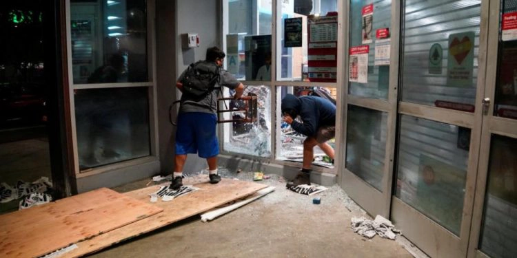 Tiendas kosher y sinagogas vandalizadas en medio de protestas en Los Ángeles