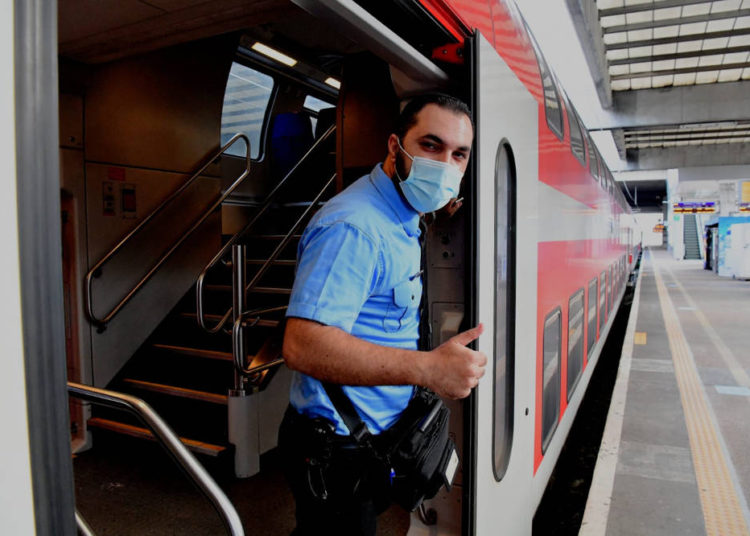 Los trenes de Israel retoman sus recorridos “con prepacución” después de tres meses