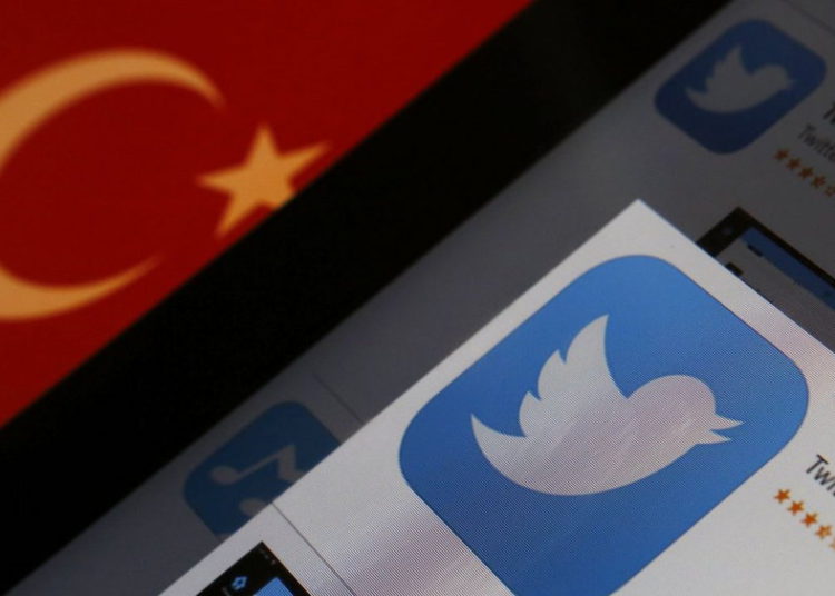 Partido gobernante de Turquía acusado de publicar 37 millones de tuits desde cuentas falsas