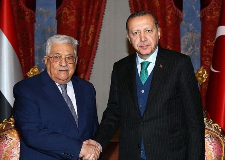 El llamado de los palestinos al presidente turco, Recep Tayyip Erdogan, y a la Organización de Cooperación Islámica, pidiéndoles que lideren la batalla contra los planes de Israel de declarar su soberanía en el Valle del Jordán y los poblados en Judea y Samaria, junto con la indignación árabe que el mismo presidente de la AP, Mahmoud Abbas, se provocó cuando abrió la puerta a Erdogan, el querido de la Hermandad Musulmana, demuestran hasta dónde están dispuestos a llegar los palestinos para conseguir ayuda de fuentes islámicas no árabes ante su desesperación por la falta de apoyo árabe. Estas nuevas fuentes son una bandera roja para los estados árabes, que supuestamente están comprometidos a proteger los intereses nacionales palestinos.