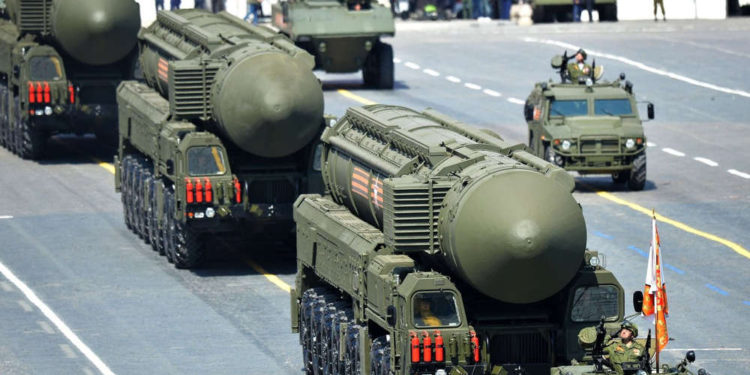 Potencias disminuyen sus arsenales de armas nucleares, pero las modernizan