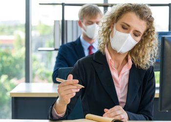 Espacios cerrados aumentan el riesgo de contraer el coronavirus