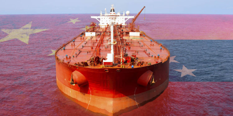China compra cientos de millones de barriles de petróleo sancionados