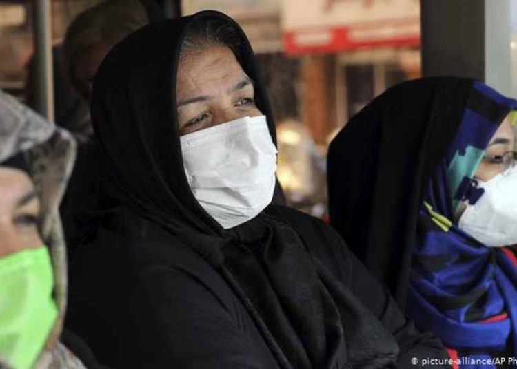 El domingo, Irán informó de más de 100 nuevas muertes en un solo día a causa del nuevo coronavirus, por primera vez en dos meses.