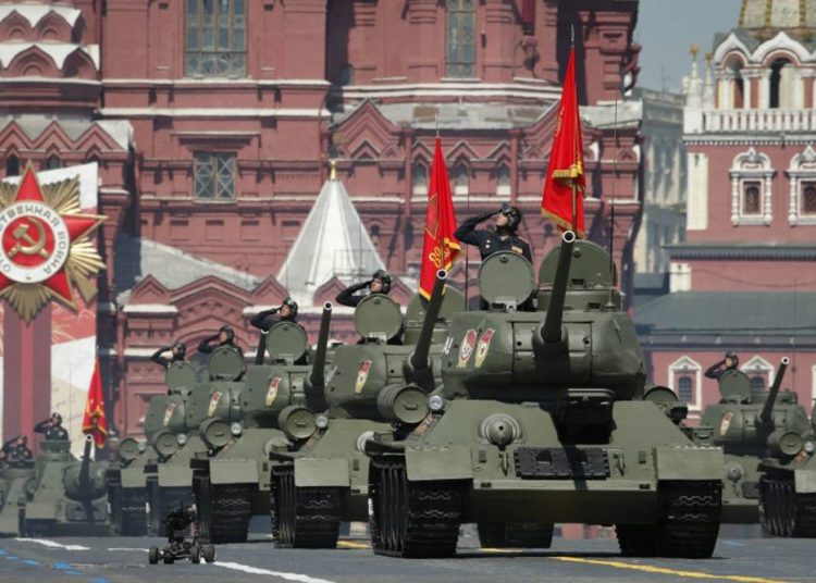 Putin celebra la derrota nazi en el desfile militar masivo en la Plaza Roja