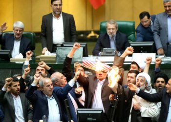 Los medios de comunicación iraníes informaron que los legisladores del Parlamento corearon “Muerte a los Estados Unidos” durante una sesión del día anterior, supuestamente como una muestra de apoyo a los manifestantes estadounidenses por el asesinato de George Floyd.