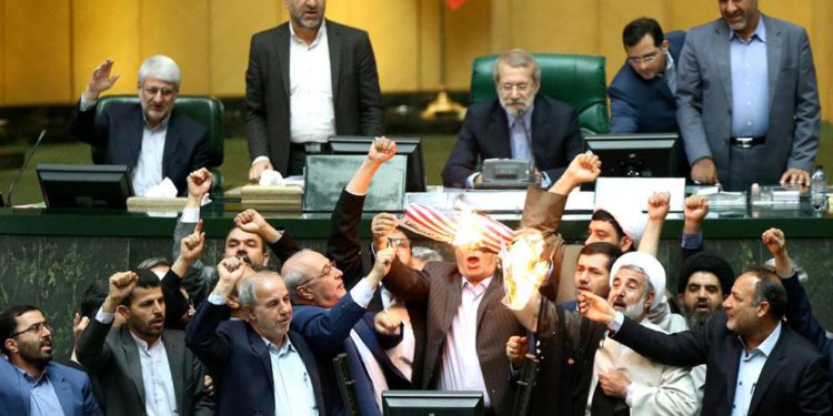 Los medios de comunicación iraníes informaron que los legisladores del Parlamento corearon “Muerte a los Estados Unidos” durante una sesión del día anterior, supuestamente como una muestra de apoyo a los manifestantes estadounidenses por el asesinato de George Floyd.