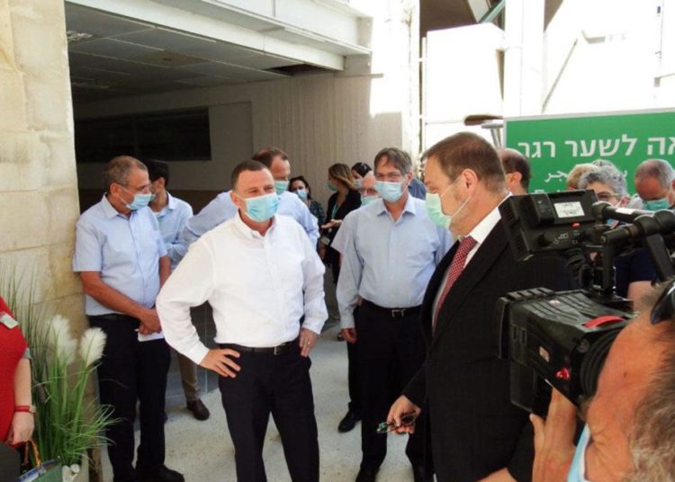 La situación del coronavirus en Israel es “alarmante y dramática”, afirmó el Ministro de Salud, Yuli Edelstein, durante una sesión informativa para los medios de comunicación que siguió a su visita al Centro Médico Soroka en Beer Sheba el martes.