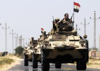 Sisi de Egipto ordena al ejército prepararse en medio de tensiones con Libia