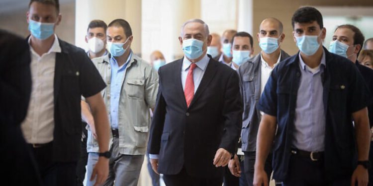 El jueves, el primer ministro, Benjamín Netanyahu, convocó a una reunión a los principales ministros para discutir el continuo aumento de casos de coronavirus y la posibilidad de reimponer algunas medidas para frenar el nuevo brote.