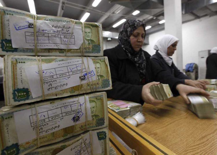 Siria devalúa su moneda en medio de una profunda crisis económica