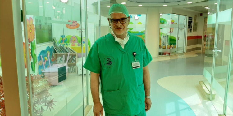 Bebé sirio completa con éxito la primera de tres cirugías de corazón en Israel