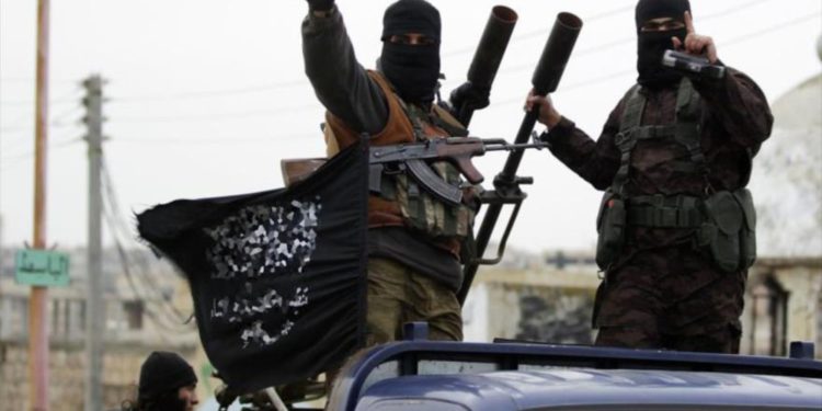 Grupo vinculado a Al-Qaeda en Siria detiene a excomandante que desertó