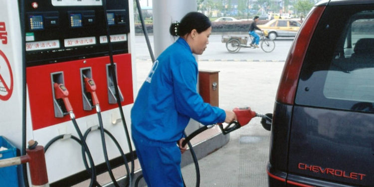China elevará precios de gasolina y diesel