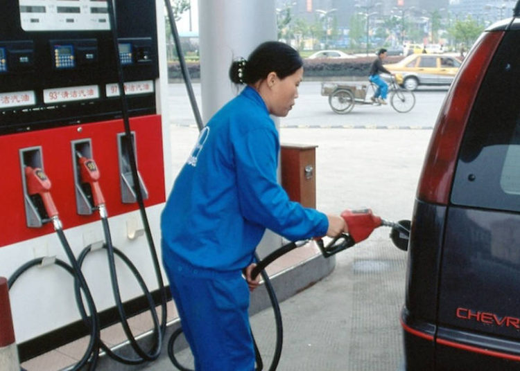 China elevará precios de gasolina y diesel
