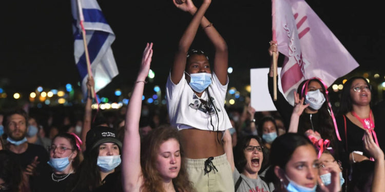 Multitudinaria manifestación en Tel Aviv contra la violencia hacia las mujeres