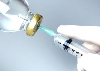 Bloomberg: 'Israel ignora llamados para dar vacunas a palestinos'