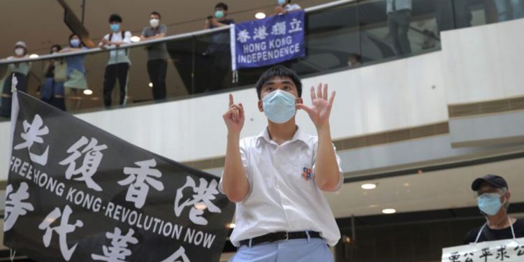 Mientras China Media celebra la ley de Hong Kong, los manifestantes prometen nunca rendirse