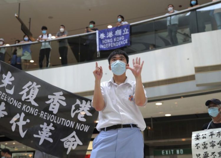 Mientras China Media celebra la ley de Hong Kong, los manifestantes prometen nunca rendirse