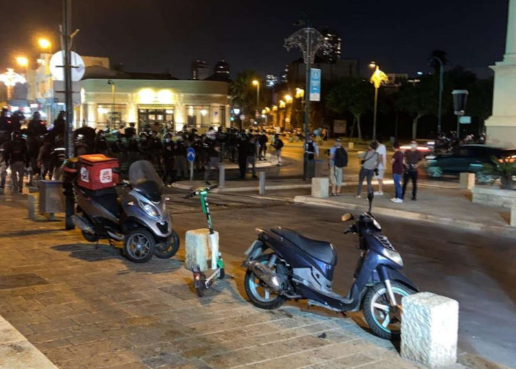 Alborotadores árabes atacan a la policía en Jaffa