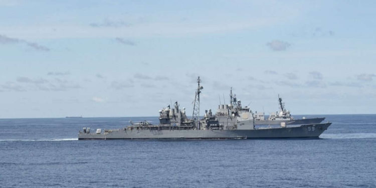 Buques de guerra de la Armada de EE.UU. llevan a cabo operaciones con la Armada India