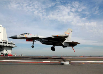 Cazas J-15 hacen su primera misión operacional en el más reciente portaaviones chino