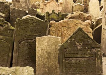 Decenas de tumbas vandalizadas y profanadas en el cementerio judío más antiguo de Europa