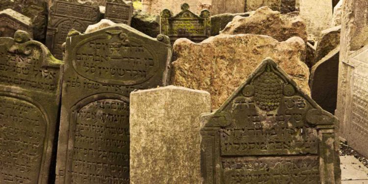 Decenas de tumbas vandalizadas y profanadas en el cementerio judío más antiguo de Europa