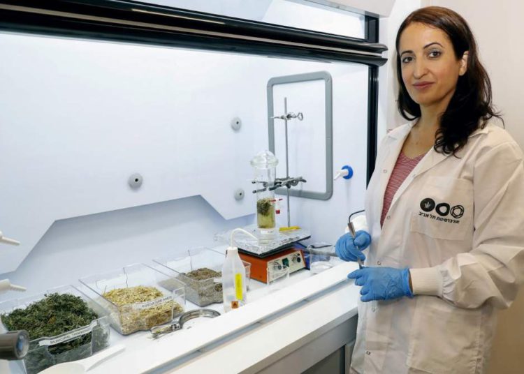 Científicos de Israel usan desechos para hacer desinfectante para manos