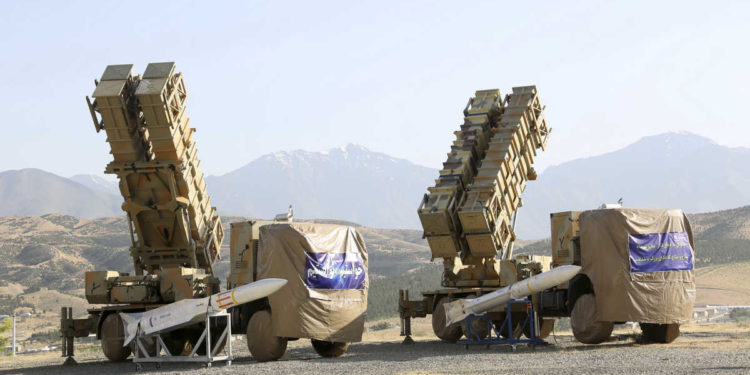 Defensas aéreas de Irán en alerta máxima en medio de reporte de explosiones